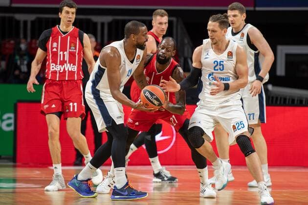 James Gist 21 (FC Bayern), Mateusz Ponitka 25 (Zenit St. Petersburg), FC Bayern Basketball vs. Zenit St. Petersburg, Basketball, Euroleague, 13.01.2021 Muenchen Bayern Deutschland