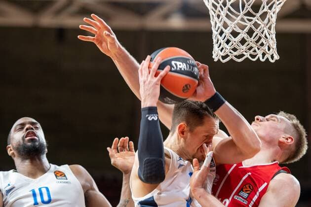 Mateusz Ponitka 25 (Zenit St. Petersburg), Leon Radosevic 43 (FC Bayern), FC Bayern Basketball vs. Zenit St. Petersburg, Basketball, Euroleague, 13.01.2021 Muenchen Bayern Deutschland