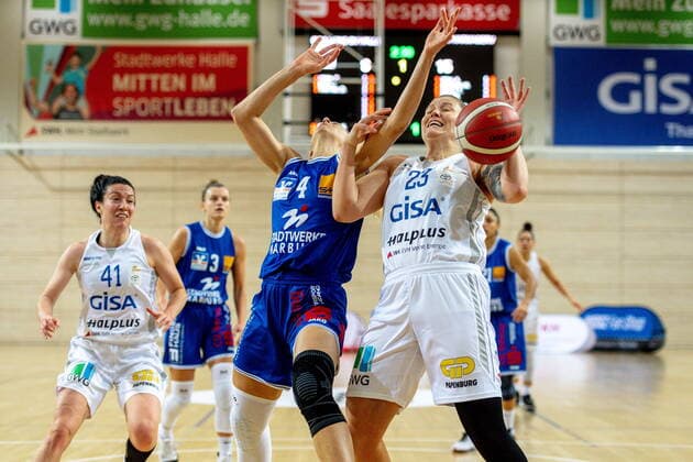 Klaudia Grudzien (23, GISA Lions SV Halle) gegen Marie Bertholdt (Marburg) GISA Lions SV Halle vs. BC Pharmaserv Marburg Basketball - 1. Bundesliga - ERDGAS Sportarena Halle (Saale) 13.01.2021 Foto: Holger John Sachsen-Anhalt Deutschland ERDGAS Sportarena Halle Saale