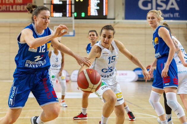 Styliani (Stella) Fouraki (15, GISA Lions SV Halle) und Johanna Klug (Marburg) GISA Lions SV Halle vs. BC Pharmaserv Marburg Basketball - 1. Bundesliga - ERDGAS Sportarena Halle (Saale) 13.01.2021 Foto: Holger John Sachsen-Anhalt Deutschland ERDGAS Sportarena Halle Saale