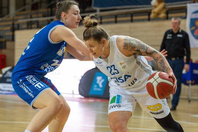 Klaudia Grudzien (23, GISA Lions SV Halle) gegen Johanna Klug (Marburg) GISA Lions SV Halle vs. BC Pharmaserv Marburg Basketball - 1. Bundesliga - ERDGAS Sportarena Halle (Saale) 13.01.2021 Foto: Holger John Sachsen-Anhalt Deutschland ERDGAS Sportarena Halle Saale