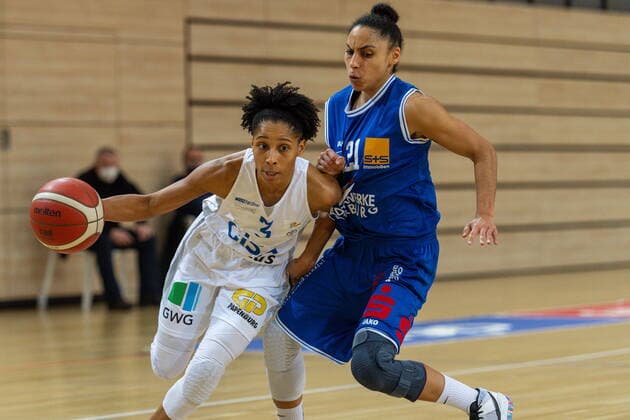 Deeshyra Thomas (03, GISA Lions SV Halle) und Rachel Arthur (Marburg) GISA Lions SV Halle vs. BC Pharmaserv Marburg Basketball - 1. Bundesliga - ERDGAS Sportarena Halle (Saale) 13.01.2021 Foto: Holger John Sachsen-Anhalt Deutschland ERDGAS Sportarena Halle Saale