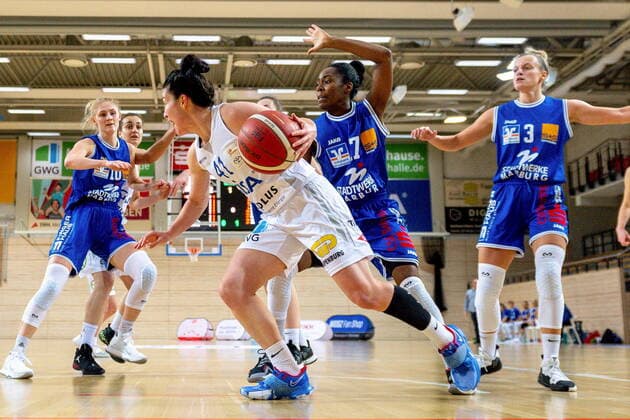 Eilidh Simpson (41, GISA Lions SV Halle) und Alexandra Wilke (Marburg), Hanna Reeh (Marburg) und Hanna Crymble (Marburg) GISA Lions SV Halle vs. BC Pharmaserv Marburg Basketball - 1. Bundesliga - ERDGAS Sportarena Halle (Saale) 13.01.2021 Foto: Holger John Sachsen-Anhalt Deutschland ERDGAS Sportarena Halle Saale