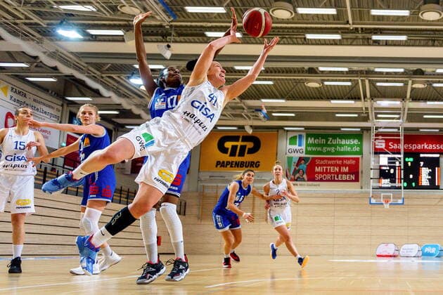 Eilidh Simpson (41, GISA Lions SV Halle) und Rachel Arthur (Marburg) GISA Lions SV Halle vs. BC Pharmaserv Marburg Basketball - 1. Bundesliga - ERDGAS Sportarena Halle (Saale) 13.01.2021 Foto: Holger John Sachsen-Anhalt Deutschland ERDGAS Sportarena Halle Saale