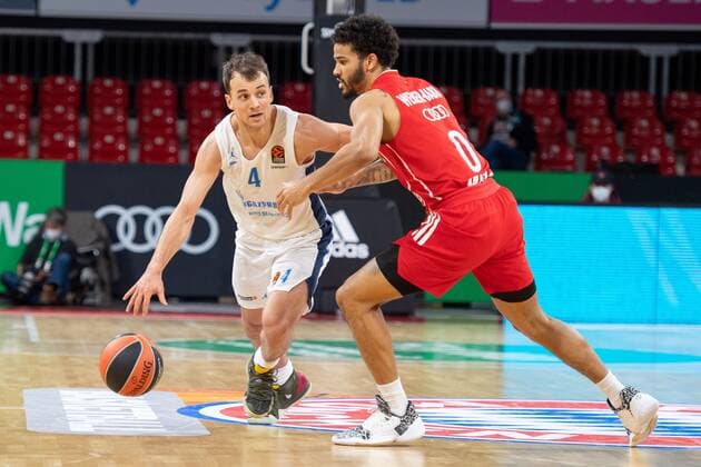 Kevin Pangos 4 (Zenit St. Petersburg), Nick Weiler-Babb 0 (FC Bayern), FC Bayern Basketball vs. Zenit St. Petersburg, Basketball, Euroleague, 13.01.2021 Muenchen Bayern Deutschland