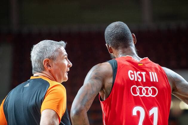 James Gist 21 (FC Bayern) im Gespraech mit dem Schiedsrichter, FC Bayern Basketball vs. Zenit St. Petersburg, Basketball, Euroleague, 13.01.2021 Muenchen Bayern Deutschland
