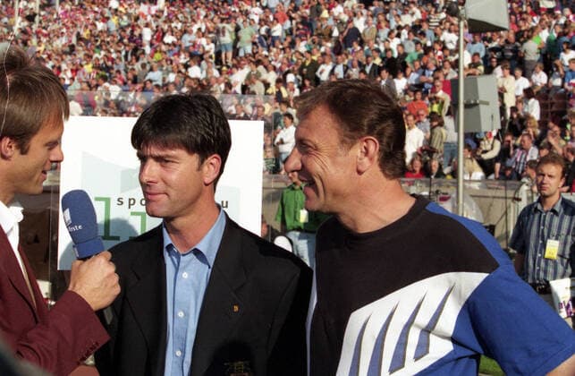14.06.97 DFB-Pokal Finale 1997 VfB Stuttgart - FC Energie Cottbus Deutschland, Berlin, 14.06.1997, Fussball, DFB-Pokal, Saison 1996 1997, Finale Berlin, VfB Stuttgart - FC Energie Cottbus (2:0): v.l. Joachim Löw (Trainer VfB Stuttgart), Eduard Geyer (Trainer FC Energie Cottbus).