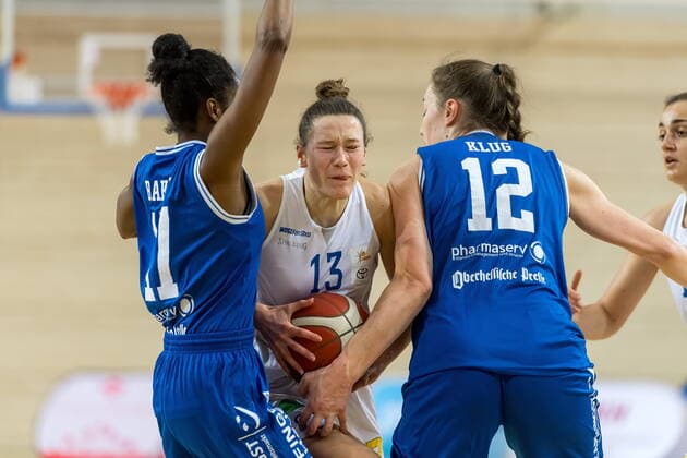 Charlotte Kreuter (13, GISA Lions SV Halle) gegen Johanna Klug (Marburg) und Tonisha Baker (Marburg) GISA Lions SV Halle vs. BC Pharmaserv Marburg Basketball - 1. Bundesliga - ERDGAS Sportarena Halle (Saale) 13.01.2021 Foto: Holger John Sachsen-Anhalt Deutschland ERDGAS Sportarena Halle Saale