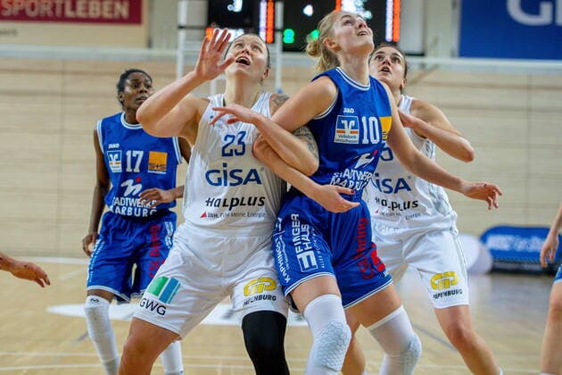 Klaudia Grudzien (23, GISA Lions SV Halle) und Hanna Crymble (Marburg) GISA Lions SV Halle vs. BC Pharmaserv Marburg Basketball - 1. Bundesliga - ERDGAS Sportarena Halle (Saale) 13.01.2021 Foto: Holger John Sachsen-Anhalt Deutschland ERDGAS Sportarena Halle Saale