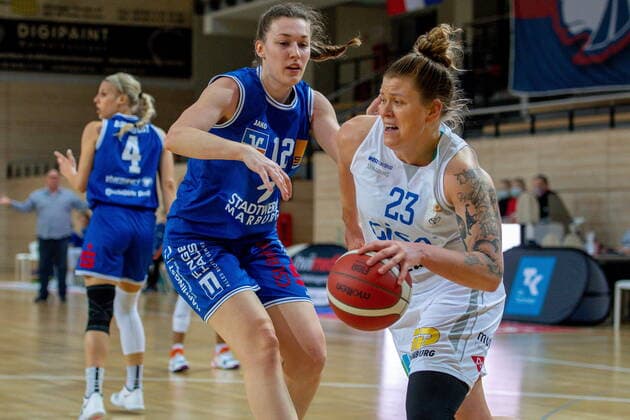 Klaudia Grudzien (23, GISA Lions SV Halle) und Johanna Klug (Marburg) GISA Lions SV Halle vs. BC Pharmaserv Marburg Basketball - 1. Bundesliga - ERDGAS Sportarena Halle (Saale) 13.01.2021 Foto: Holger John Sachsen-Anhalt Deutschland ERDGAS Sportarena Halle Saale