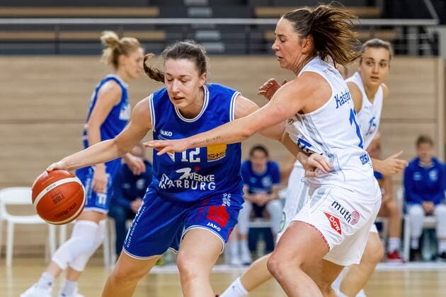 Barbora Kasparkowa (10, GISA Lions SV Halle) gegen Johanna Klug (Marburg) GISA Lions SV Halle vs. BC Pharmaserv Marburg Basketball - 1. Bundesliga - ERDGAS Sportarena Halle (Saale) 13.01.2021 Foto: Holger John Sachsen-Anhalt Deutschland ERDGAS Sportarena Halle Saale