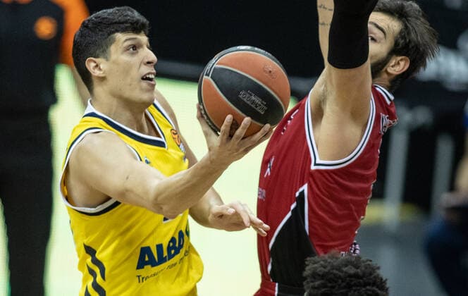 Basketball: Euroleague, Alba Berlin - AX Armani Exchange Mailand, Hauptrunde, 20. Spieltag, Mercedes-Benz Arena. ALBAs Simone Fontecchio (l) kaempft gegen Riccardo Moraschini von Mailand um den Ball. ALBA Berlin vs Armani Mailand
