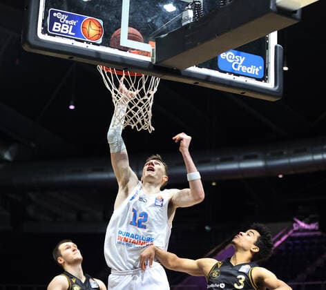 Philipp Hartwich (Syntainics MBC) beim Korbwurf, Garai Zeeb (Basketball Loewen Braunschweig)