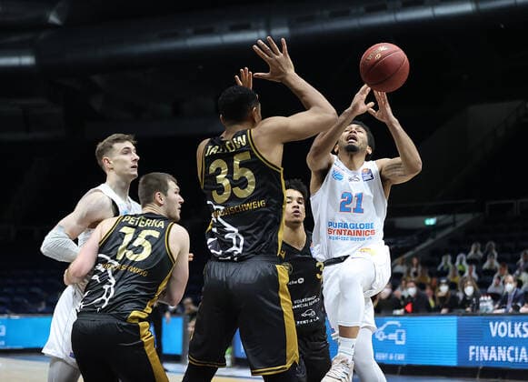 Quinton Hooker (Syntainics MBC), Karim Jallow (Basketball Loewen Braunschweig)