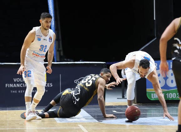 Karim Jallow (Basketball Loewen Braunschweig), David Brembly (Syntainics MBC)
