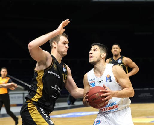 Martin Peterka (Basketball Loewen Braunschweig), Roko Rogic (Syntainics MBC)