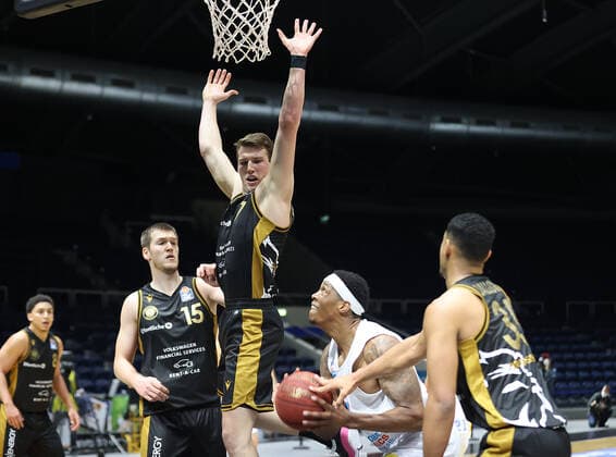 Lukas Meisner (Basketball Loewen Braunschweig), Kyndahl Hill (Syntainics MBC)
