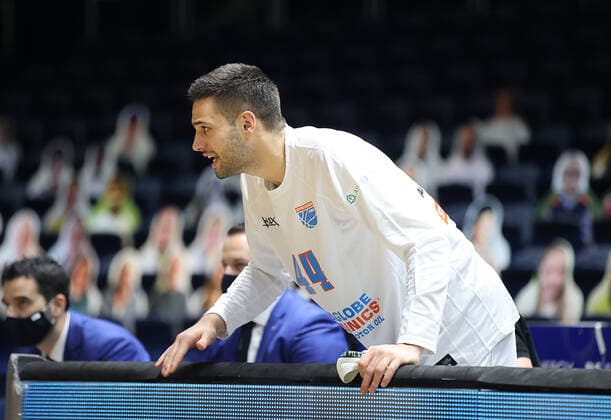 Benedikt Turudic (Syntainics MBC) feuert sein Team an