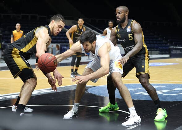 James Robinson (Basketball Loewen Braunschweig), Aleksandar Marelja (Syntainics MBC), Byron Allen (Basketball Loewen Braunschweig)