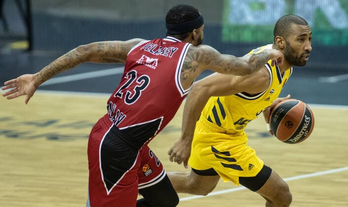 Basketball: Euroleague, Alba Berlin - AX Armani Exchange Mailand, Hauptrunde, 20. Spieltag, Mercedes-Benz Arena. ALBAs Jayson Granger (r) kaempft gegen Malcolm Delaney von Mailand um den Ball. ALBA Berlin vs Armani Mailand
