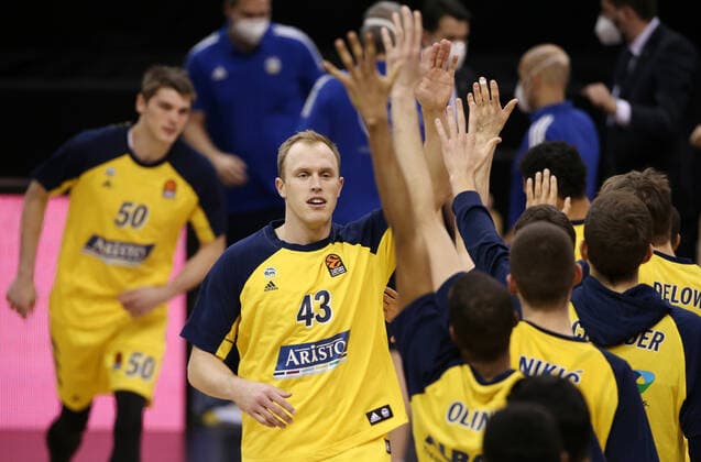 Luke Sikma beim Einlaufen Abklatschen Basketball EuroLeague Herren Saison 2020 2021 14.01.2021 ALBA Berlin vs.Armani Mailand