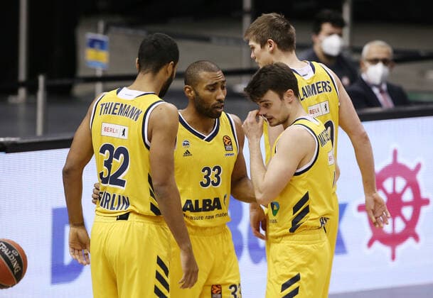 Johannes Thiemann, Jayson Granger, Jonas Mattissek nachdenklich Basketball EuroLeague Herren Saison 2020 2021 14.01.2021 ALBA Berlin vs.Armani Mailand