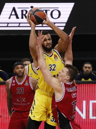 Johannes Thiemann, Kaleb Tarczewski Aktion Spielszene Zweikampf Basketball EuroLeague Herren Saison 2020 2021 14.01.2021 ALBA Berlin vs.Armani Mailand