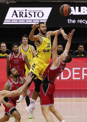 Johannes Thiemann, Kaleb Tarczewski Aktion Spielszene Zweikampf Basketball EuroLeague Herren Saison 2020 2021 14.01.2021 ALBA Berlin vs.Armani Mailand