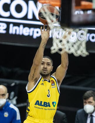 Basketball: Euroleague, Alba Berlin - AX Armani Exchange Mailand, Hauptrunde, 20. Spieltag, Mercedes-Benz Arena. ALBAs Peyton Siva wirft den Ball in den Korb. ALBA Berlin vs Armani Mailand