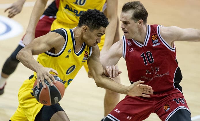 Basketball: Euroleague, Alba Berlin - AX Armani Exchange Mailand, Hauptrunde, 20. Spieltag, Mercedes-Benz Arena. ALBAs Maodo Lo (l) kaempft gegen Michael Roll von Mailand um den Ball. ALBA Berlin vs Armani Mailand