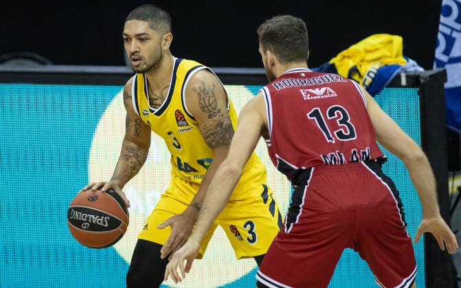 Basketball: Euroleague, Alba Berlin - AX Armani Exchange Mailand, Hauptrunde, 20. Spieltag, Mercedes-Benz Arena. ALBAs Peyton Siva (l) kaempft gegen Sergio Rodriguez von Mailand um den Ball. ALBA Berlin vs Armani Mailand