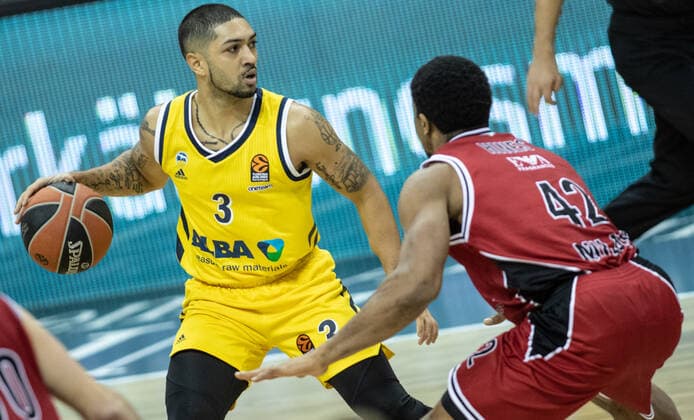 Basketball: Euroleague, Alba Berlin - AX Armani Exchange Mailand, Hauptrunde, 20. Spieltag, Mercedes-Benz Arena. ALBAs Peyton Siva (l) kaempft gegen Kyle Hines von Mailand um den Ball. ALBA Berlin vs Armani Mailand