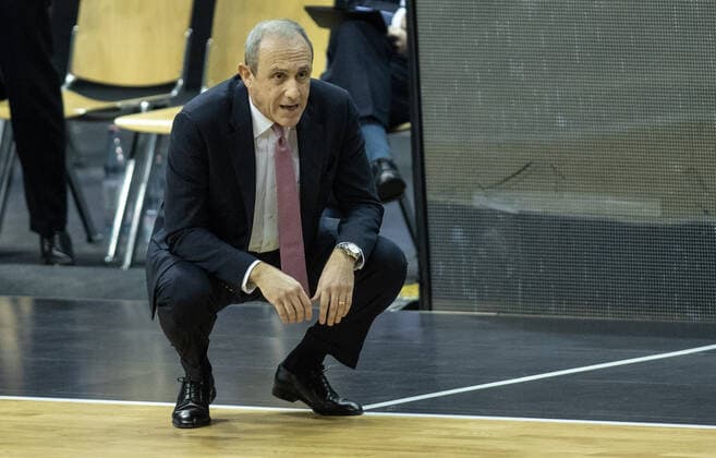 Basketball: Euroleague, Alba Berlin - AX Armani Exchange Mailand, Hauptrunde, 20. Spieltag, Mercedes-Benz Arena. Head Coach Ettore Messina von Mailand hockt am Rand des Courts. ALBA Berlin vs Armani Mailand