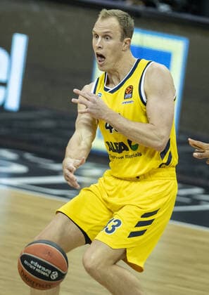 Basketball: Euroleague, Alba Berlin - AX Armani Exchange Mailand, Hauptrunde, 20. Spieltag, Mercedes-Benz Arena. ALBAs Luke Sikma spielt den Ball mit verzogener Miene. ALBA Berlin vs Armani Mailand