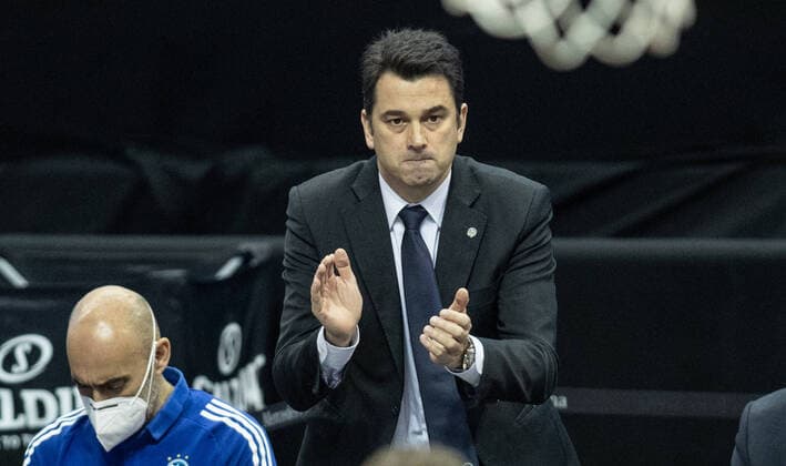 Basketball: Euroleague, Alba Berlin - AX Armani Exchange Mailand, Hauptrunde, 20. Spieltag, Mercedes-Benz Arena. ALBAs Co-Trainer Israel Gonzalez steht klatschend am Rand des Courts. Head Coach Reneses ist aufgrund eines positiven Coronatests weiter in Quarantäne. ALBA Berlin vs Armani Mailand