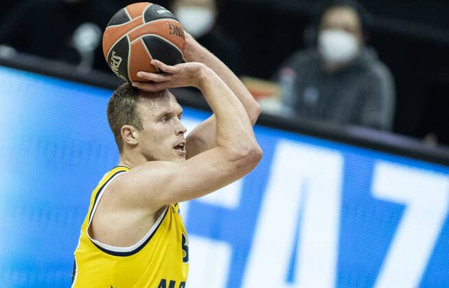 Basketball: Euroleague, Alba Berlin - AX Armani Exchange Mailand, Hauptrunde, 20. Spieltag, Mercedes-Benz Arena. ALBAs Luke Sikma wirft den Ball. ALBA Berlin vs Armani Mailand