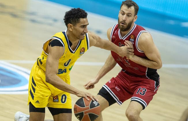 Basketball: Euroleague, Alba Berlin - AX Armani Exchange Mailand, Hauptrunde, 20. Spieltag, Mercedes-Benz Arena. ALBAs Maodo Lo (l) kaempft gegen Sergio Rodriguez von Mailand um den Ball. ALBA Berlin vs Armani Mailand