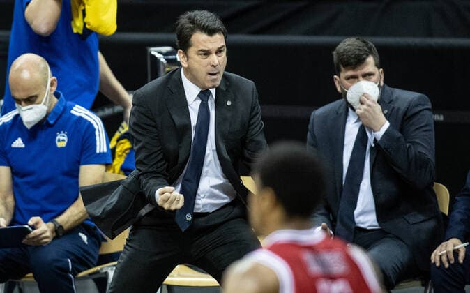 Basketball: Euroleague, Alba Berlin - AX Armani Exchange Mailand, Hauptrunde, 20. Spieltag, Mercedes-Benz Arena. ALBAs Co-Trainer Israel Gonzalez (M) steht gestikulierend am Rand des Courts neben Co-Trainer Sebastian Trzciona (r) und Athletiktrainer Pepe Silva Moreno (l). Head Coach Reneses ist aufgrund eines positiven Coronatests weiter in Quarantäne. ALBA Berlin vs Armani Mailand