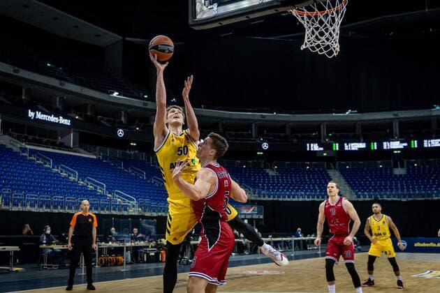 Basketball Berlin 14.01.2021 Saison 2020 2021 Euroleague Regular Season Alba Berlin vs AX Armani Exchange Mailand Ben Lammers (Alba Berlin, No.50) Kaleb Tarczewski (Mailand, No.15)