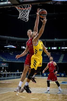 Basketball Berlin 14.01.2021 Saison 2020 2021 Euroleague Regular Season Alba Berlin vs AX Armani Exchange Mailand Peyton Siva (Alba Berlin, No.03) Kaleb Tarczewski (Mailand, No.15)