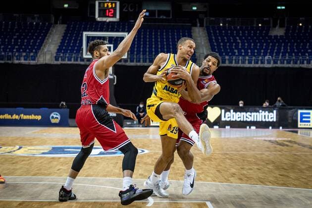 Basketball Berlin 14.01.2021 Saison 2020 2021 Euroleague Regular Season Alba Berlin vs AX Armani Exchange Mailand Louis Olinde (Alba Berlin, No.19) Kyle Hines (Mailand, No.42)