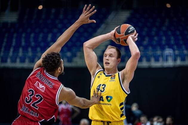 Basketball Berlin 14.01.2021 Saison 2020 2021 Euroleague Regular Season Alba Berlin vs AX Armani Exchange Mailand Luke Sikma (Alba Berlin, No.43) Jeff Brooks (Mailand, No.32)