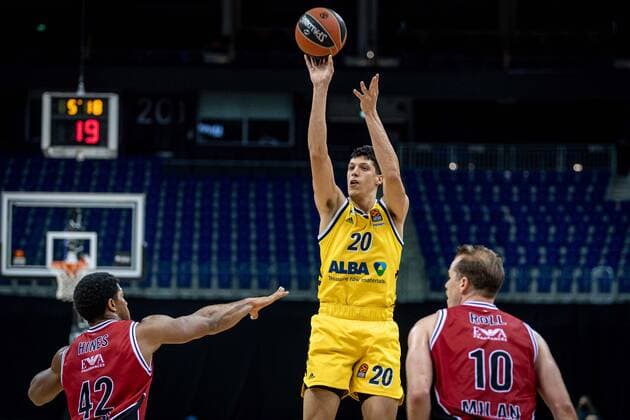 Basketball Berlin 14.01.2021 Saison 2020 2021 Euroleague Regular Season Alba Berlin vs AX Armani Exchange Mailand Simone Fontecchio (Alba Berlin, No.20) Kyle Hines (Mailand, No.42) Michael Roll (Mailand, No.10)