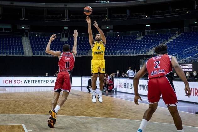 Basketball Berlin 14.01.2021 Saison 2020 2021 Euroleague Regular Season Alba Berlin vs AX Armani Exchange Mailand Jayson Granger (Alba Berlin, No.33) Kevin Punter (Mailand, No.00)