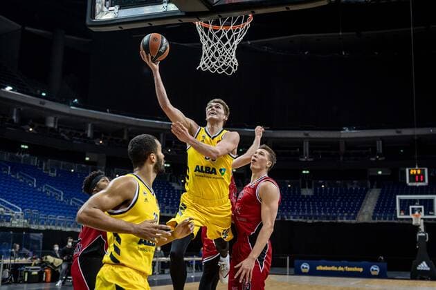 Basketball Berlin 14.01.2021 Saison 2020 2021 Euroleague Regular Season Alba Berlin vs AX Armani Exchange Mailand Ben Lammers (Alba Berlin, No.50) Kaleb Tarczewski (Mailand, No.15)