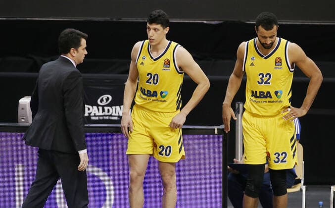 Co Trainer Israel Gonzales, Simone Fontecchio, Johannes Thiemann nachdenklich Basketball EuroLeague Herren Saison 2020 2021 14.01.2021 ALBA Berlin vs.Armani Mailand