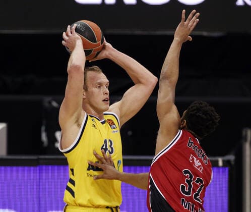 Luke Sikma, Jeff Brooks Aktion Spielszene Zweikampf Basketball EuroLeague Herren Saison 2020 2021 14.01.2021 ALBA Berlin vs.Armani Mailand