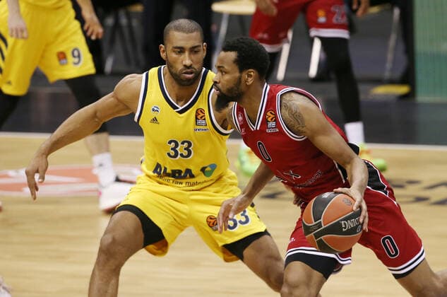 Jayson Granger, Kevin Punter Aktion Spielszene Zweikampf Basketball EuroLeague Herren Saison 2020 2021 14.01.2021 ALBA Berlin vs.Armani Mailand
