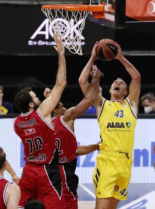 Luigi Datome, Jeff Brooks, Luke Sikma Aktion Spielszene Zweikampf Basketball EuroLeague Herren Saison 2020 2021 14.01.2021 ALBA Berlin vs.Armani Mailand