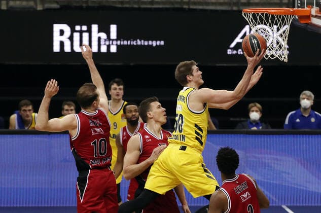 Sport Bilder des Tages Michael Roll, Kaleb Tarczewski, Ben Lammers Aktion Spielszene Zweikampf Basketball EuroLeague Herren Saison 2020 2021 14.01.2021 ALBA Berlin vs.Armani Mailand